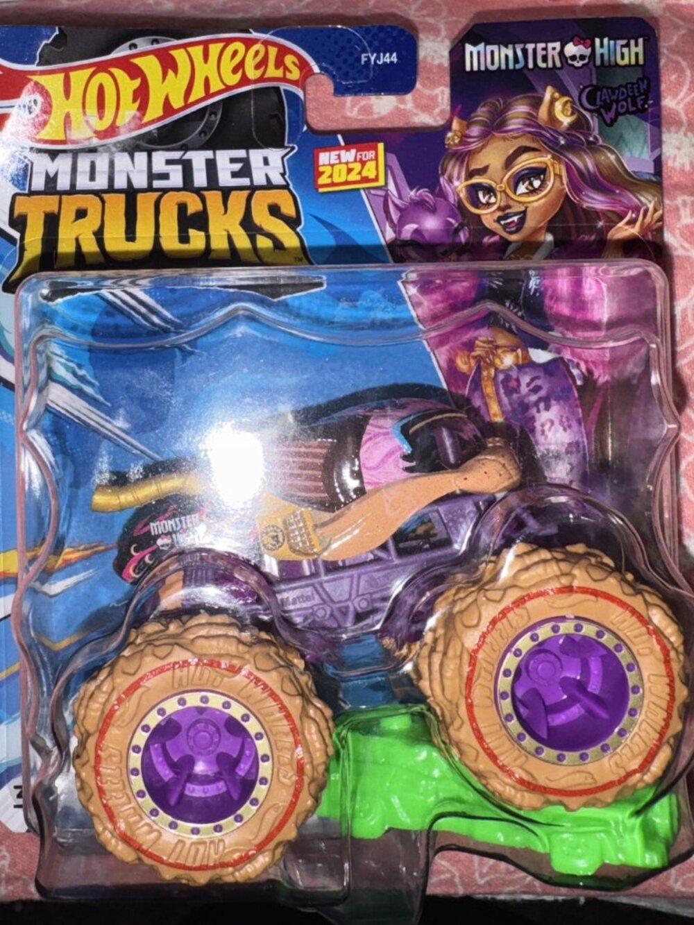 Hot Wheels Monster Trucks 2024 Monster High Clawdeen Wolf w/ Crushed Car Mattel